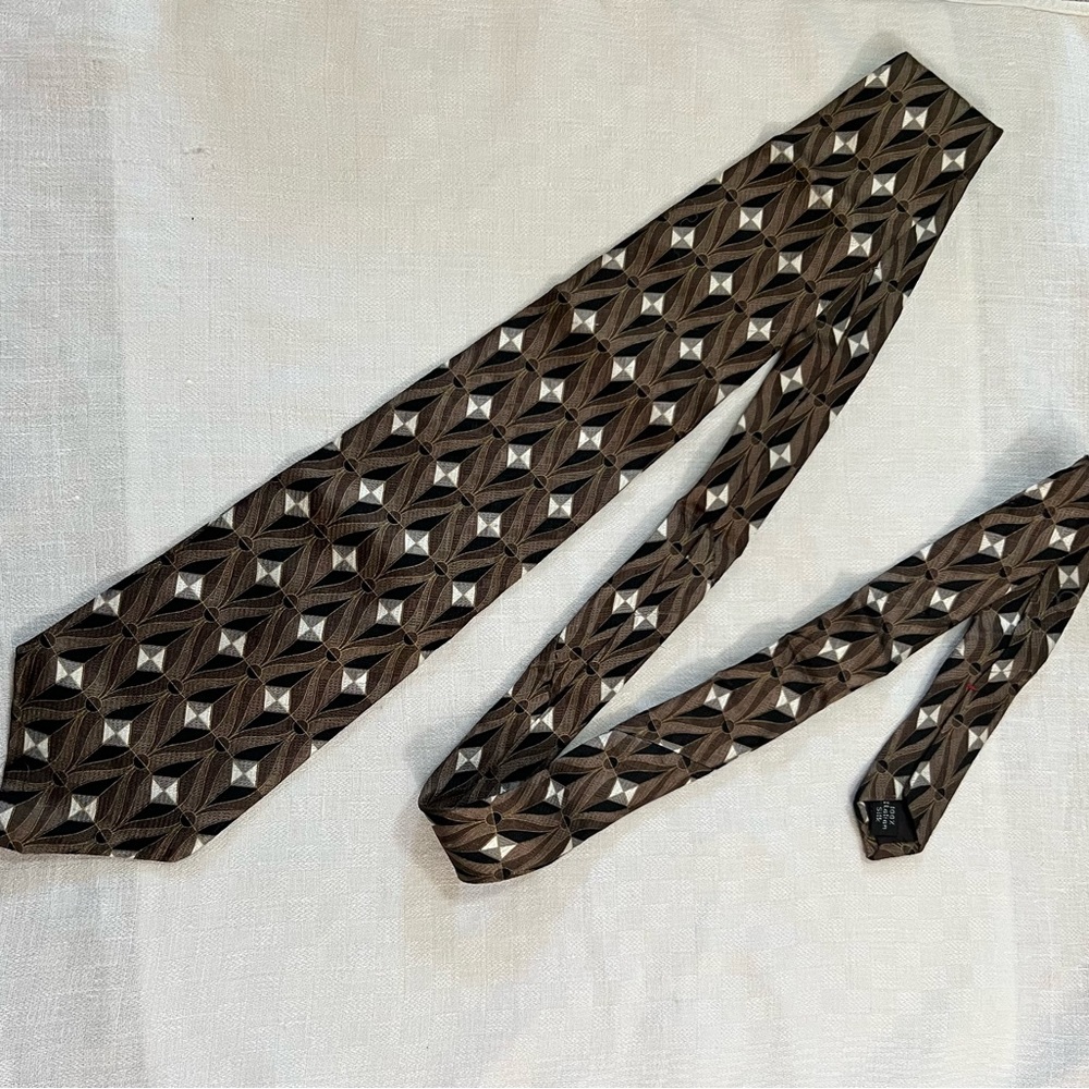 Men’s Zylos by George Machado. / 100%silk Tie. Approximately 56 inch.
